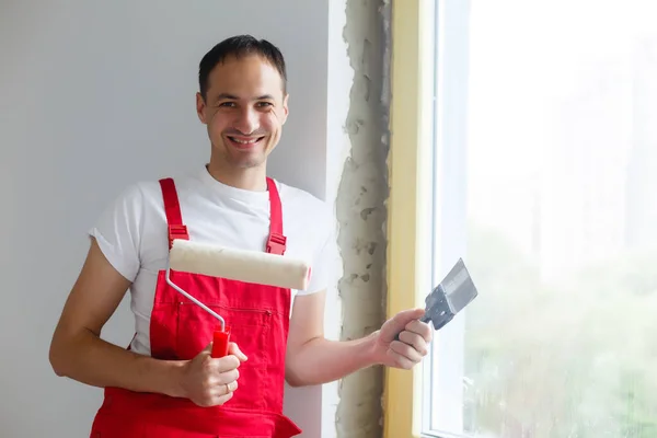 Operaio in uniforme installa un pannello sandwich in plastica sulle pendici della finestra — Foto Stock