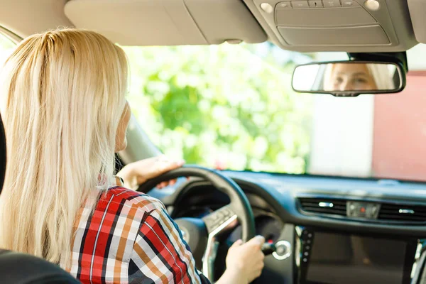 Mujer sonriente sentada en el coche —  Fotos de Stock