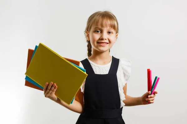 Studentessa bionda tiene grande libro, sparare su sfondo bianco — Foto Stock