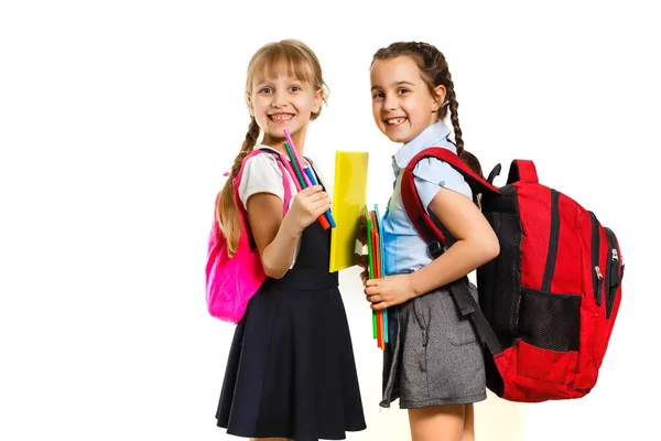 Twee kleine schoolmeisjes. Onderwijs, mode, vriendschapsconcept. — Stockfoto