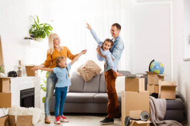 Kutularla eve taşınan mutlu aile