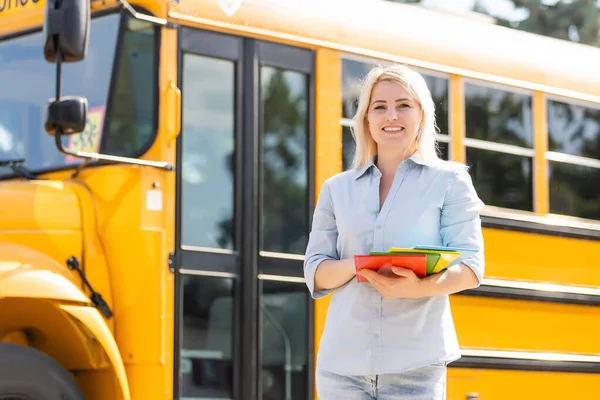 Profesor en la escuela delante del autobús — Foto de Stock