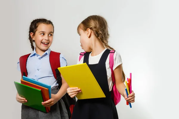 Porträtt av två personer trevlig söt söt härlig charmig drömmande attraktiv glada pre-teen flickor syskon visar åt sidan annons befordran kopia utrymme isolerad bakgrund — Stockfoto