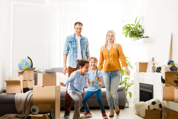 Familjen flyttar in i sitt nya hem — Stockfoto