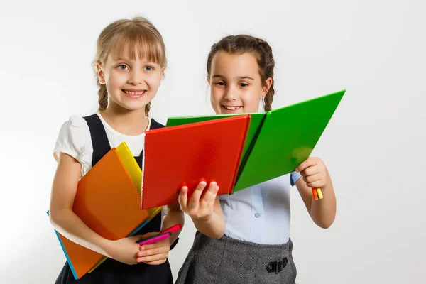 Retrato de duas pessoas bonito bonito encantador encantador sonhador atraente alegre pré-adolescente meninas irmãos mostrando de lado anúncio promoção cópia espaço isolado fundo — Fotografia de Stock