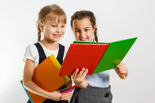 Twee kleine schoolmeisjes. Onderwijs, mode, vriendschapsconcept. — Stockfoto