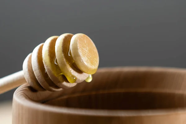 Miel con tarro de miel de madera en cuenco de madera sobre mesa de madera —  Fotos de Stock
