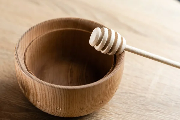 Miel con tarro de miel de madera en cuenco de madera sobre mesa de madera —  Fotos de Stock