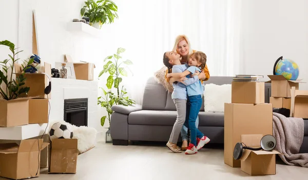 Familie mit Kartons, die zu Hause in Reihe stehen — Stockfoto
