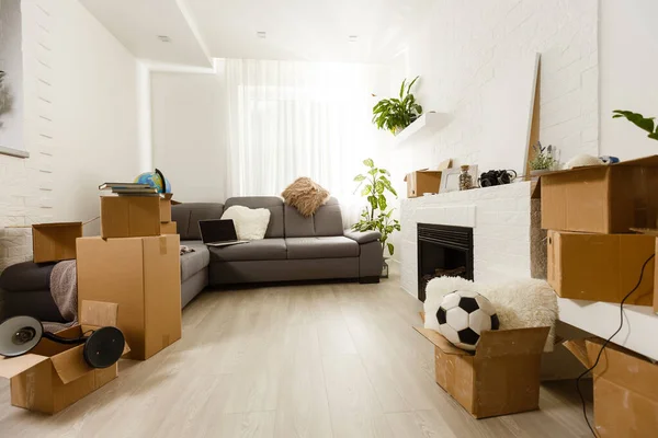 New home concept. Boxes in empty room. — Stock Photo, Image
