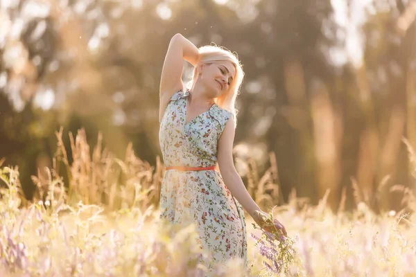 Närbild av en kvinna hand vidrör gyllene gräs — Stockfoto