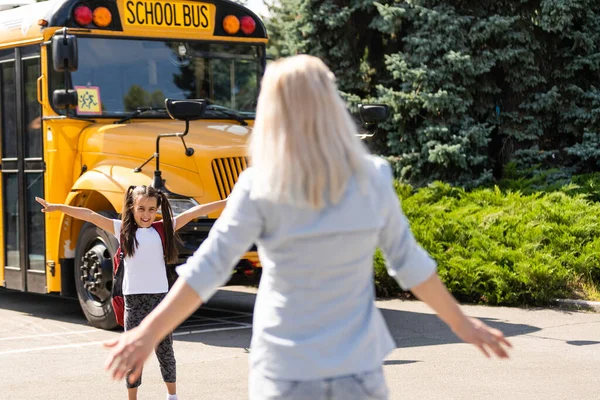 Bella bambina con madre vicino alla scuola — Foto Stock