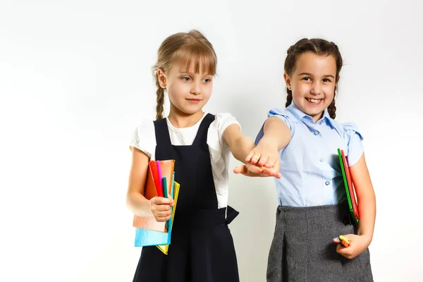 İki küçük kız öğrenci. Eğitim, moda, arkadaşlık kavramı. — Stok fotoğraf