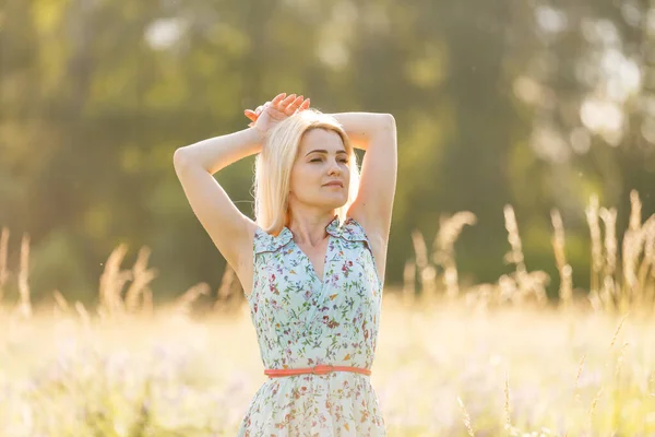 Vacker flicka på ett sommarfält — Stockfoto