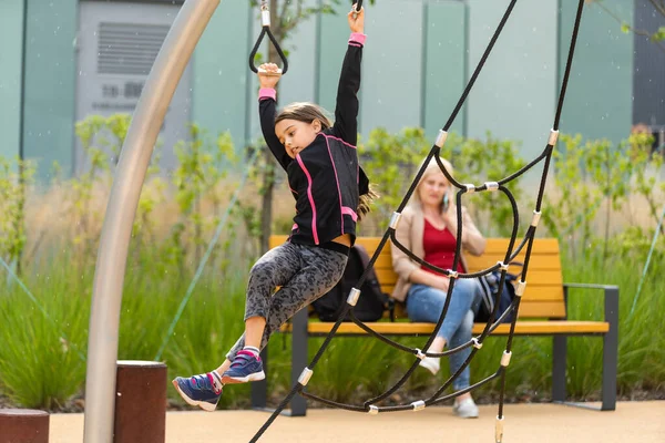 Niña divirtiéndose jugando en el campo de deportes —  Fotos de Stock