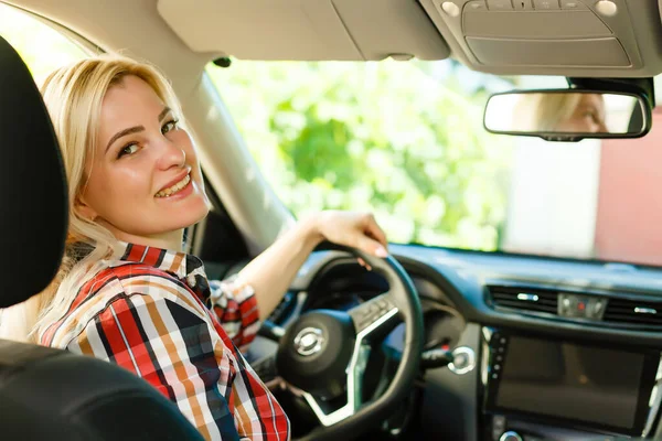 Mujer sonriente sentada en el coche —  Fotos de Stock