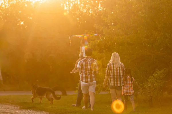 가족을 동행하는 개가 함께 하는 자연의 개념 — 스톡 사진