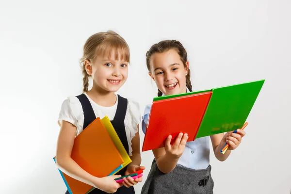 Retrato de dos personas agradable lindo encantador encantador soñador atractivo alegre pre-adolescente niñas hermanos mostrando a un lado anuncio promoción copia espacio aislado fondo — Foto de Stock