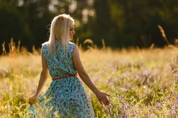 Närbild av en kvinna hand vidrör gyllene gräs — Stockfoto