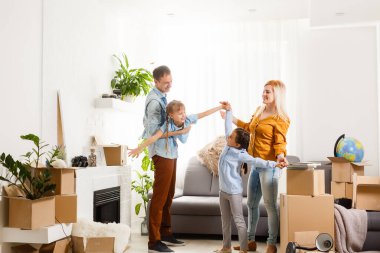 Kutularla eve taşınan mutlu aile