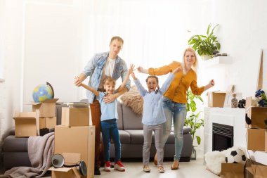 Kutularla eve taşınan mutlu aile