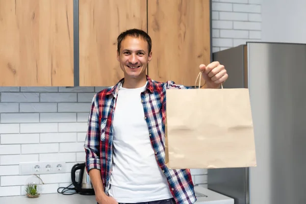 Homem de entrega com recipientes de papel para comida takeaway. — Fotografia de Stock