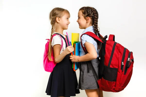 Dvě malé školačky. Vzdělání, móda, koncept přátelství. — Stock fotografie