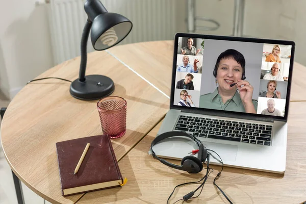 Skupina přátel Video Chat Connection Concept. Notebook na stole, domácí interiér. — Stock fotografie
