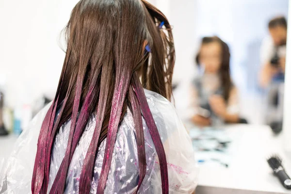 Friseur färbt einem kleinen Mädchen im Friseursalon die Haare. Gefärbte, gebleichte Haare — Stockfoto