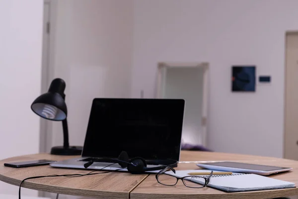 Espaço de trabalho de escritório moderno com computador portátil, tablet pc e smartphone na mesa. Há um laptop, tablet, smartphone na mesa. Para apresentação ou portfólio de design. — Fotografia de Stock