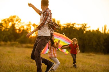 Babası küçük kızıyla birlikte bir uçurtmayı tarlaya bıraktı.