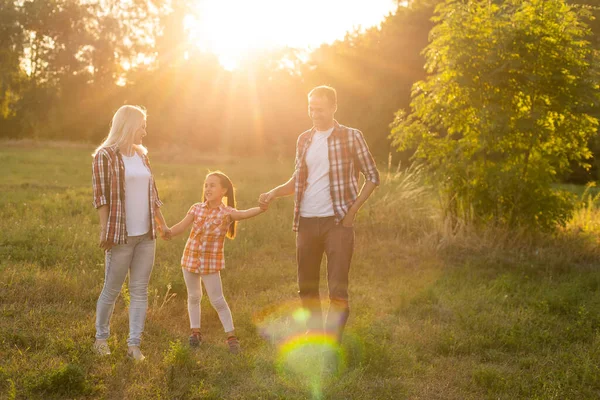 Doğada gün batımında mutlu bir aile