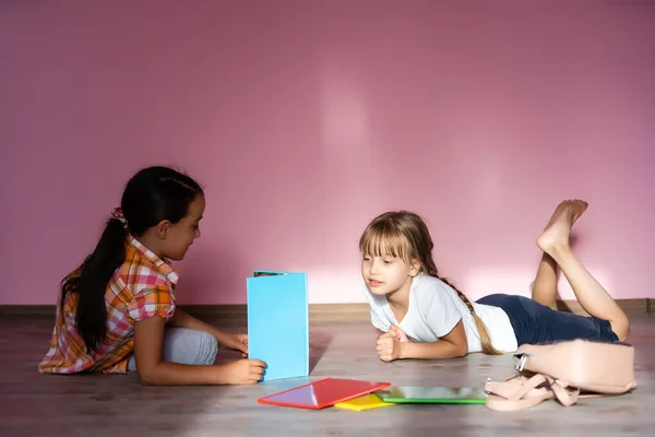 Niñas felices con compañeros de clase divirtiéndose en la escuela — Foto de Stock