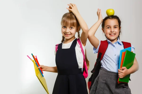 Porträtt av två personer trevlig söt söt härlig charmig drömmande attraktiv glada pre-teen flickor syskon visar åt sidan annons befordran kopia utrymme isolerad bakgrund — Stockfoto