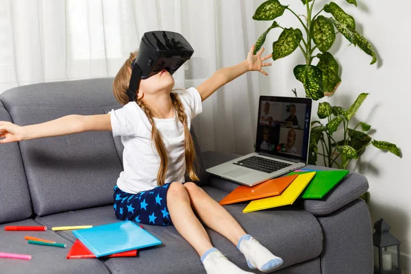 Yeni teknolojiler deniyorum. Büyük video gözlüklü küçük kız sanal oyunlar oynarken etkileniyor. Ev okulu, çevrimiçi eğitim, ev eğitimi, karantina konsepti - Görüntü — Stok fotoğraf