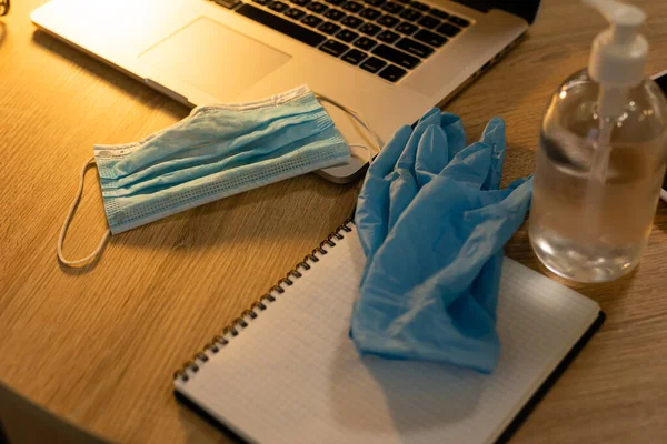 Beschermende handschoenen en masker op kantoor. — Stockfoto