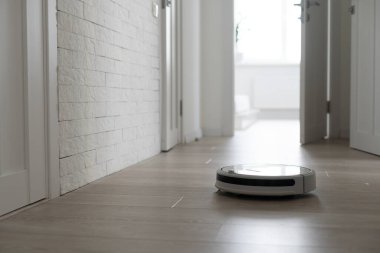 Yerde robotik süpürge var.