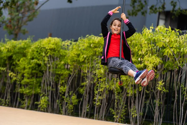 Menina corre em um bungee — Fotografia de Stock