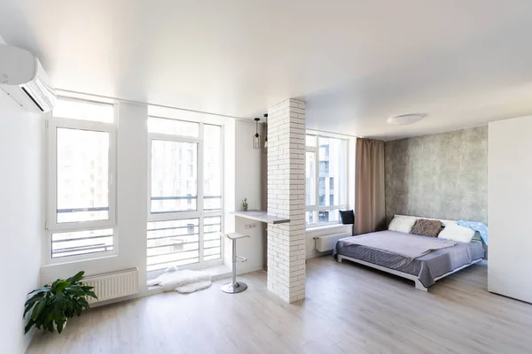 İç tasarım: Büyük modern yatak odası — Stok fotoğraf