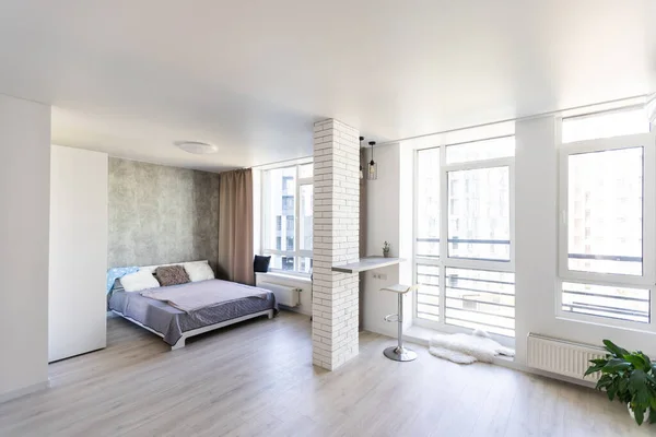 Großes bequemes Doppelbett im eleganten klassischen Schlafzimmer — Stockfoto
