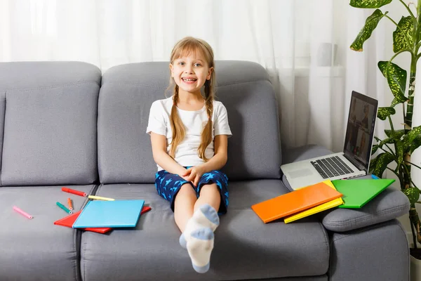 Školačka studující doma pomocí notebooku. Domácí škola, online vzdělávání, domácí vzdělávání, koncepce karantény - Obrázek — Stock fotografie