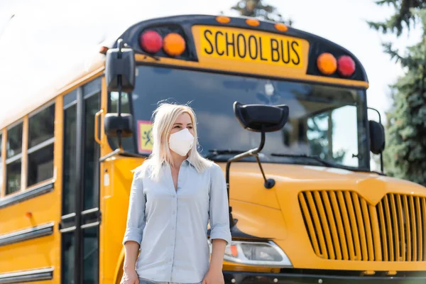 Terug naar school tijdens hevige pandemieën leraar met gezichtsmasker — Stockfoto