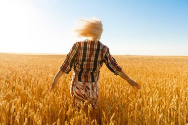 Buğday dikenlerinin ortasında bir kız. Kafkasyalı kadın dikenli çubuklarla dışarıda poz veriyor..