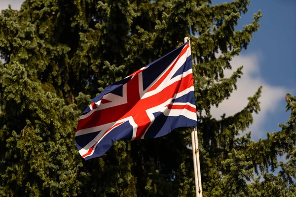 Great Britain flag against blue sky — Stock Photo, Image