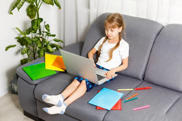 Studentessa che studia a casa usando il computer portatile. Home school, educazione online, educazione a casa, concetto di quarantena - Immagine — Foto Stock