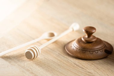 Tahta tabakta bir kaşık bal