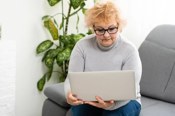 Idős nő dolgozik a laptopján, idős nő — Stock Fotó