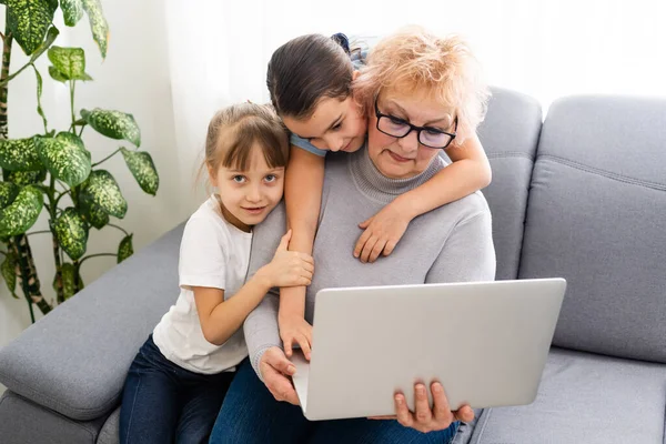 Nonna con nipote uso laptop imparare a contare insieme a casa — Foto Stock