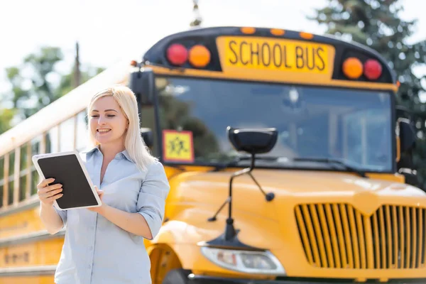 Δάσκαλος στο σχολείο μπροστά από το λεωφορείο — Φωτογραφία Αρχείου