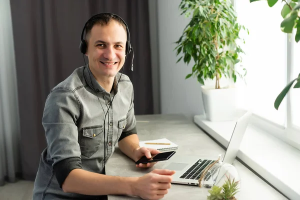 El trabajador emocionado sentado en el escritorio en el espacio de coworking utiliza el mensaje de lectura de computadora mirando la pantalla del dispositivo recibió una gran oportunidad o recompensa increíble. Empleado motivado celebrando promoción laboral —  Fotos de Stock